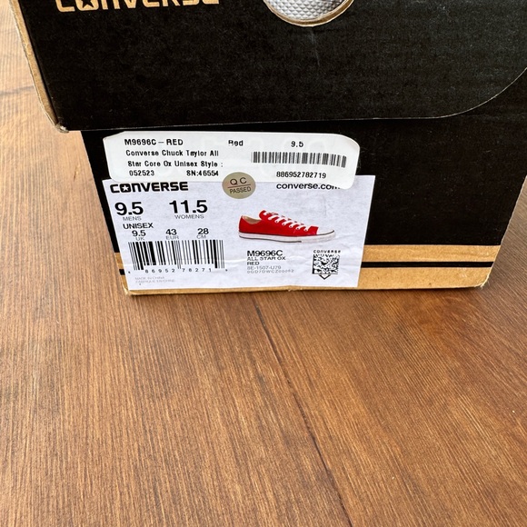Unisex Red Converse Chuck Taylor All Star Low Top Sneaker NWT - Picture 4 of 8